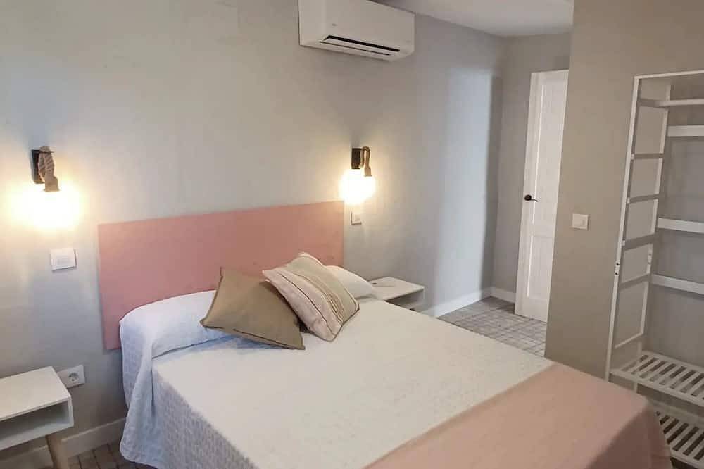 Cottage with private garden, air conditioning and barbecue. Pets are allowed. in La Adrada, Ávila Region