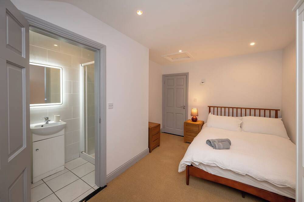 Modern 2-Bed House - 15 Mins Drive to Cork City Centre in Cork, Condado de Cork