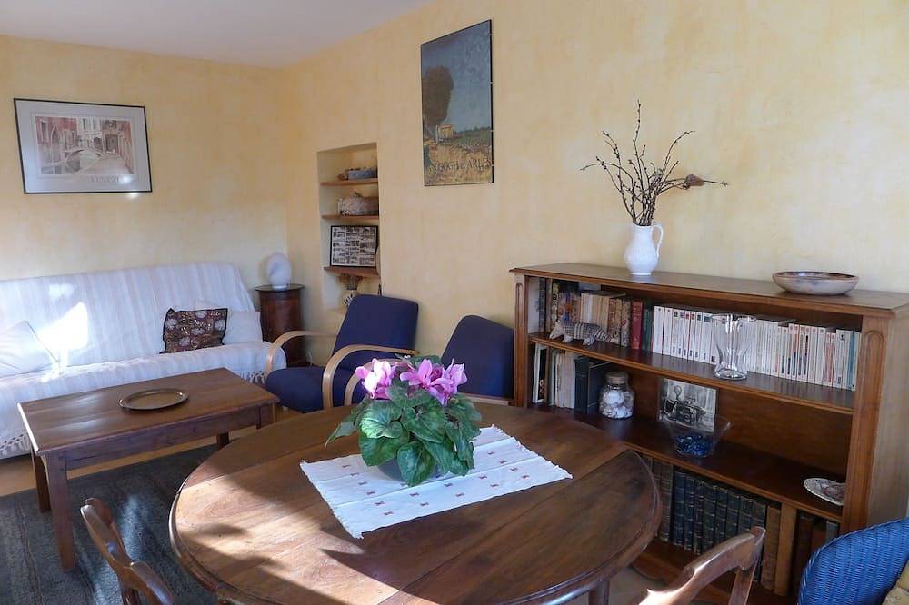 Appartement entier, T2 avec terrasse, jardin et Wifi entre parc du Luberon et parc du Verdon in Sainte-Tulle, Parc naturel régional du Luberon