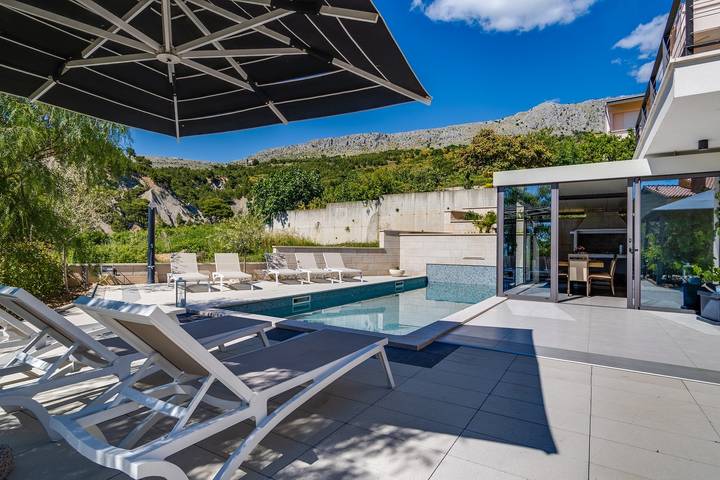 Location de vacances pour 8 personnes, avec Balcon/Terrasse et Vue sur l’océan ainsi que Jardin et Piscine à Podstrana - 4