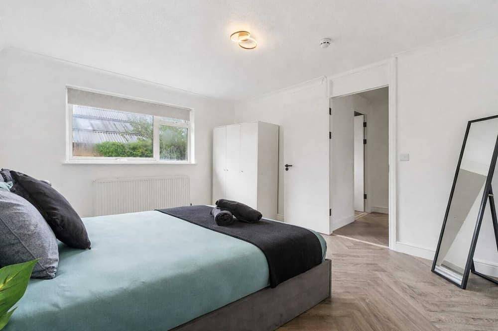 Modern 3 bed house in Edmonton with driveway parking in London, Südostengland