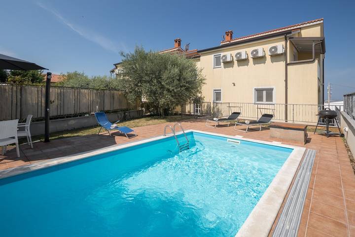 Ferienwohnung für 8 Personen, mit Balkon/Terrasse und Garten sowie Pool in Baderna