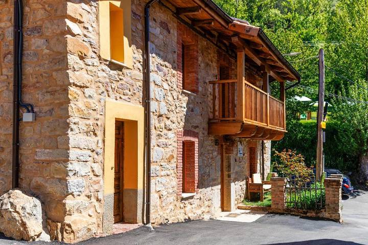 Casa rural para 5 personas, con vistas además de piscina y jardín en Crémenes