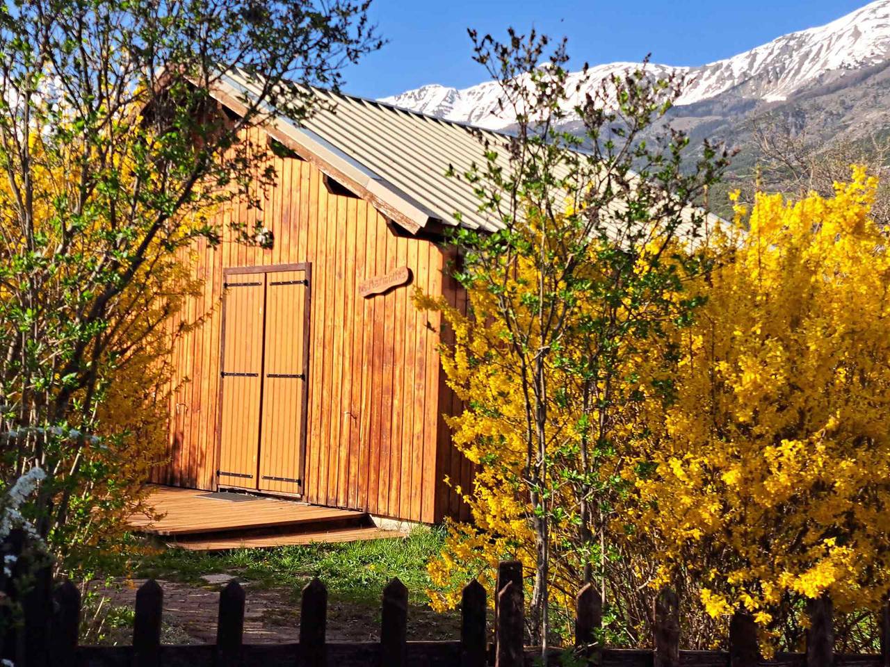 Chalet Cap des Neiges – Cosy Retreat with Terrace & Garden near Barcelonnette, 10 mins to Pra Loup in Barcelonnette, Espace Lumière