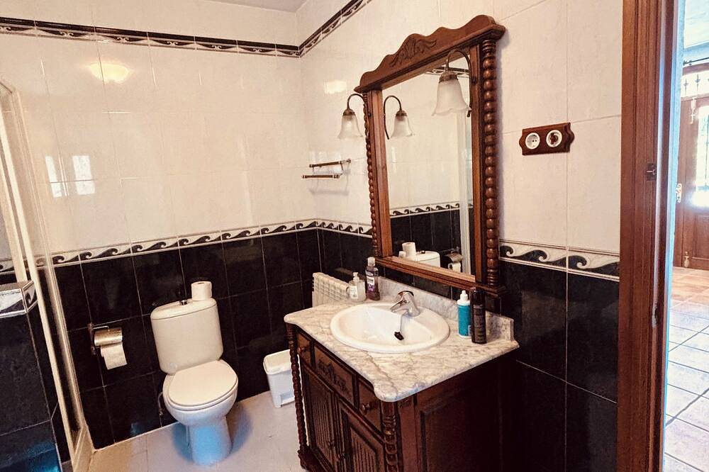 Luxury villa for 7 guests, pool and sea view with 3 acres of almond grove in Casabermeja, Provincia de Málaga