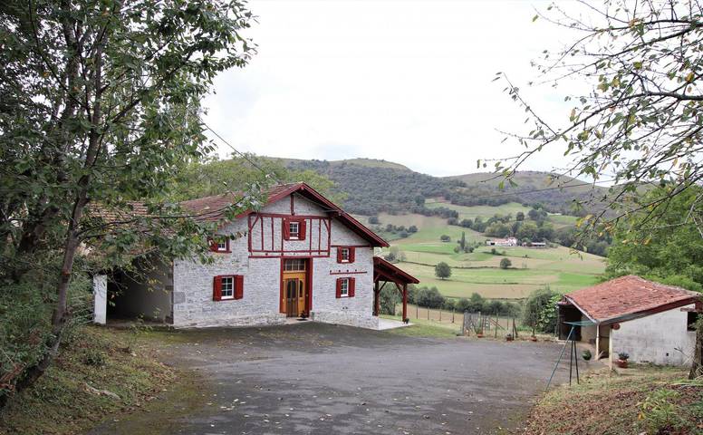 Gîte pour 8 personnes, avec jardin et terrasse au Pays basque