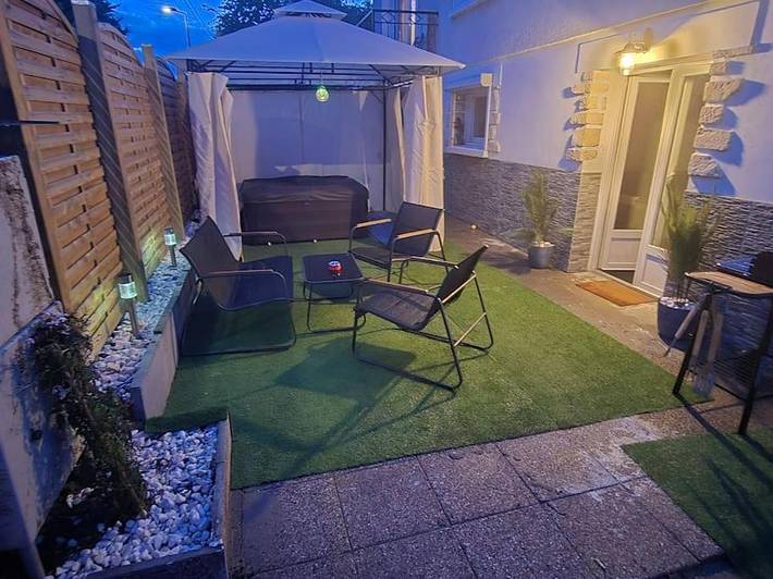 Gîte pour 3 personnes, avec jardin et jacuzzi à Saclas