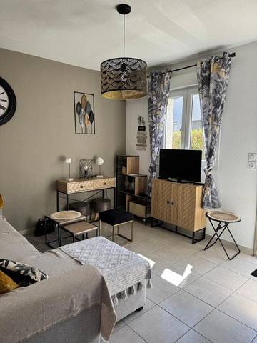 Gîte pour 5 personnes, avec vue ainsi que piscine et jardin dans Prunete