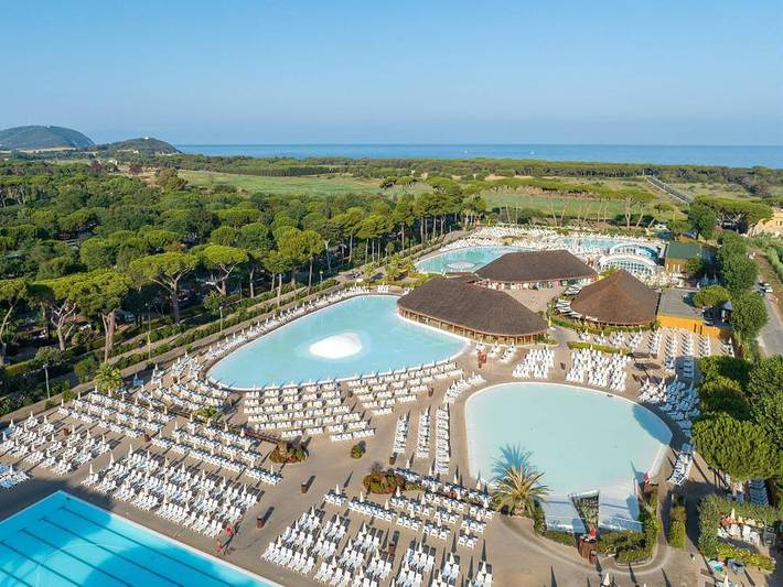 Wohnwagen für 6 Personen, mit Terrasse und Pool in San Vincenzo