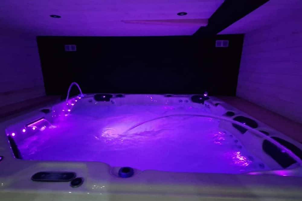 Spa Chalet, Skiing and Hiking, Accommodates Up to 17 People in Aragnouet, Parque nacional de los Pirineos