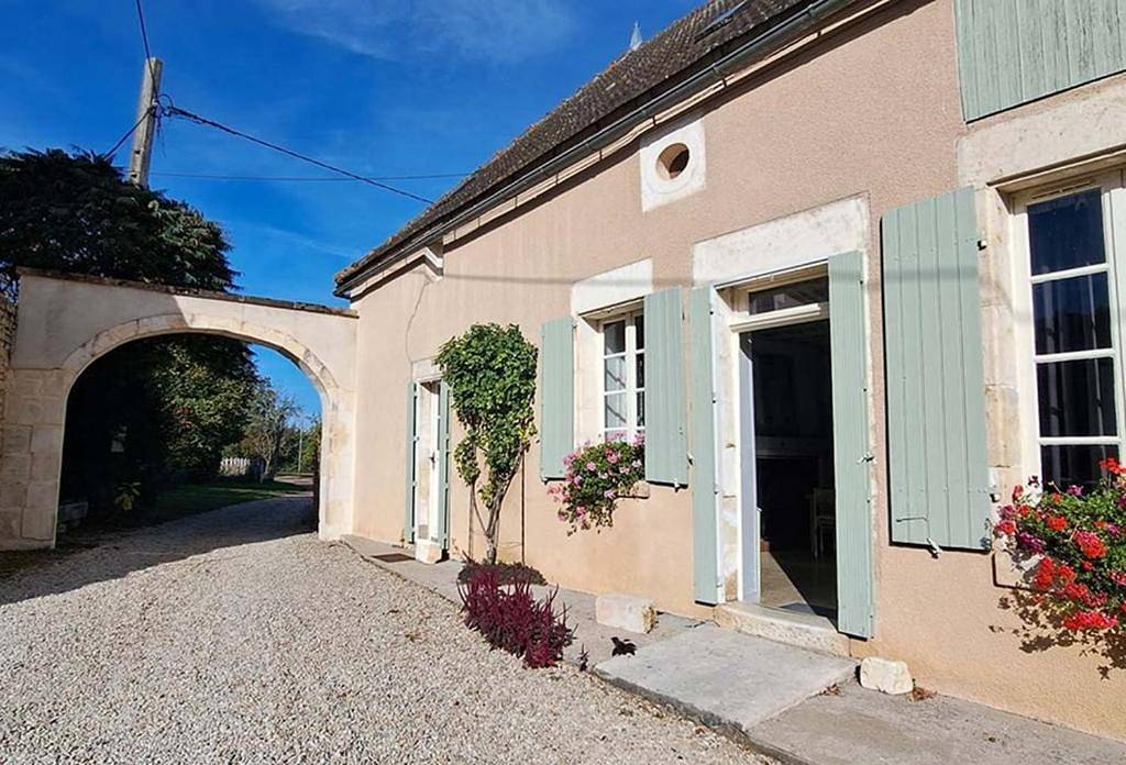 Three-Bedroom House in Druyes-les-Belles-Fontaines, Région d'Auxerre
