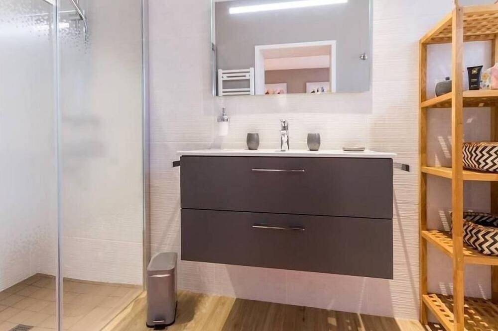 Charming Renovated Cottage in Medieval Clisson with Terrace, Garden, and Modern Amenities in Clisson, Nantes region