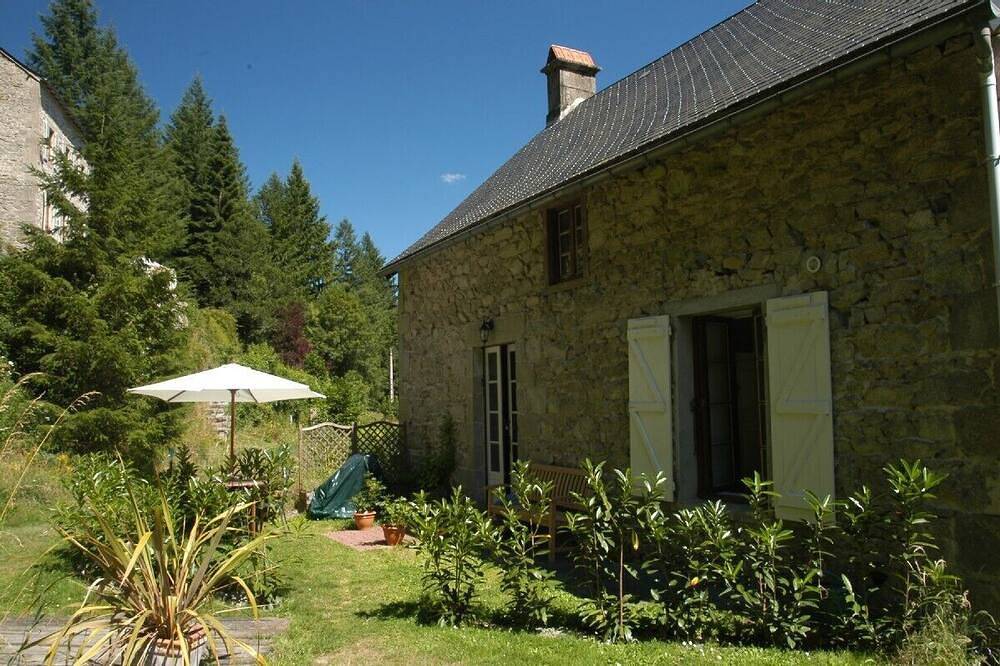 Moulin à eau situé dans une vallée privée avec  piscine exterior. in Meymac, Région d'Ussel