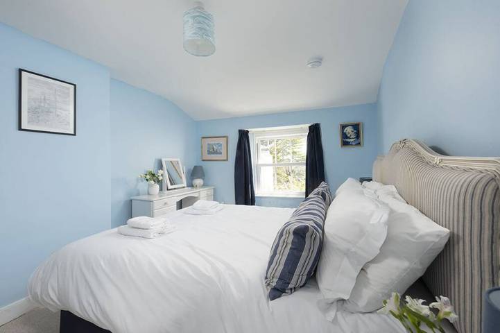 Westover Cottage ist ein reizvoller und überraschend geräumiger Rückzugsort in St Mawes, Cornwall