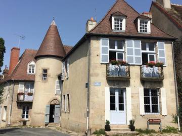 Chambre d’hôte pour 4 personnes, avec vue ainsi que jardin et balcon à Boussac