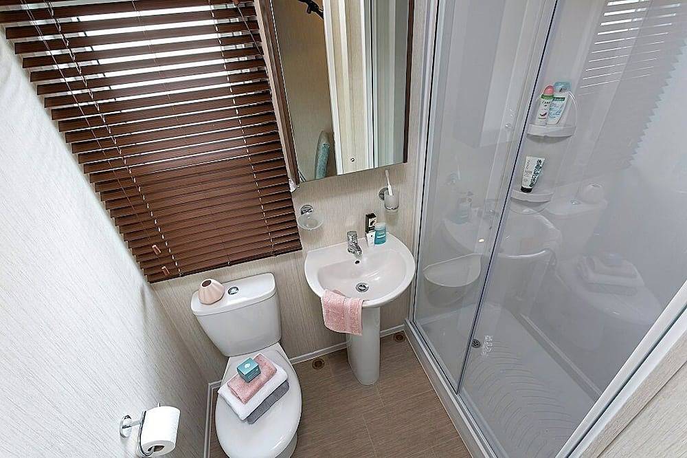 2 Bed Caravan, South Devon Coast nr Plymouth, 200m to Beach + Indoor Heated Pool in Wembury, South Devon