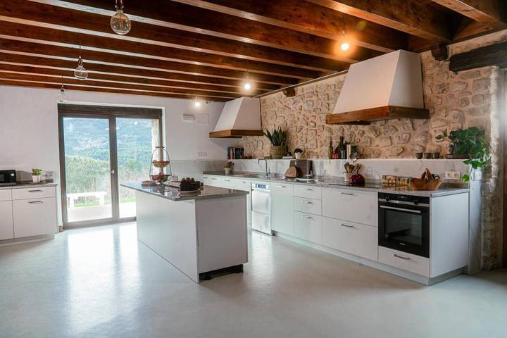Location de vacances pour 8 personnes, avec vue ainsi que jardin et piscine à Ea - 4