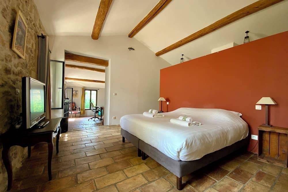 La Maison de la Place - Charming house with swimming pool & exposed stone in Mudaison, Côte d'Améthyste