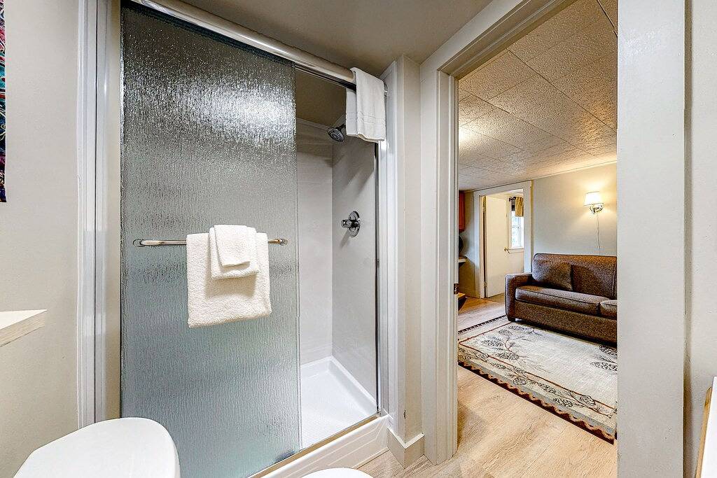 Cute Riverfront Cabin in Great Location w/ Shared Pool, Kitchenette, & Free Wifi in Lincoln (NH), Franconia Notch