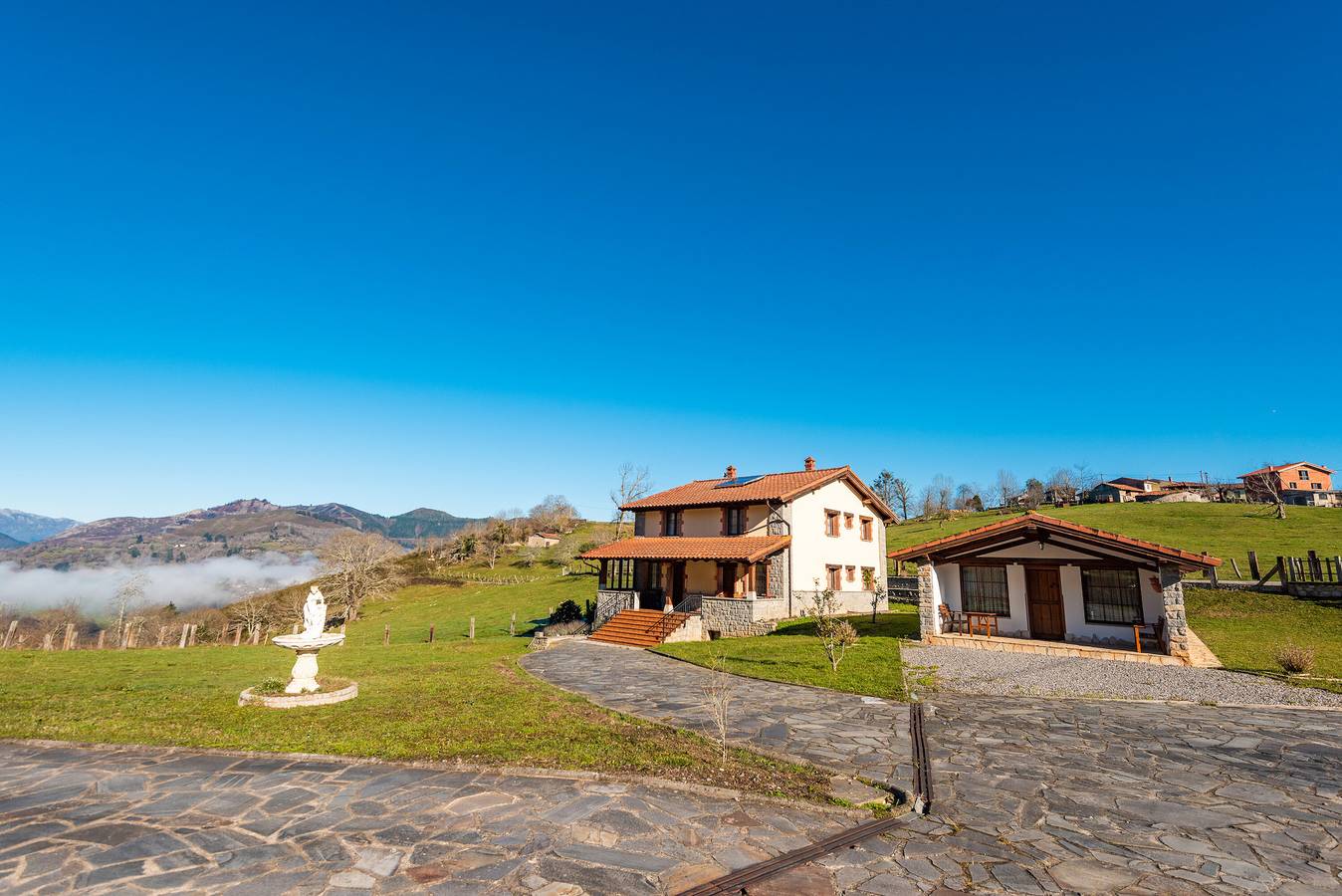 Apartment 'La Ayalga' with Mountain Views, Private Terrace and Wi-Fi in Cangas de Onís, Asturias Province