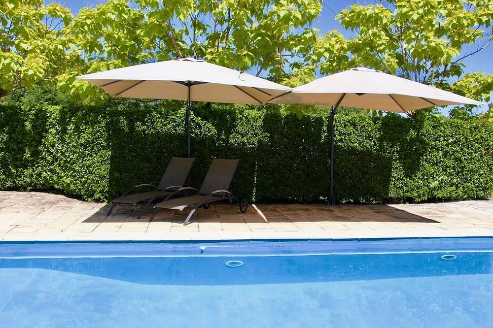 Charming air-conditioned house with heated fenced swimming pool and large garden in Espédaillac, Centraal Massief