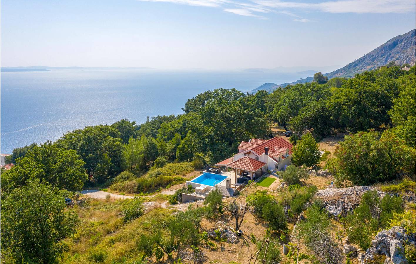 Geräumiges Apartment, 1 km vom Strand entfernt: mit Pool, WLAN und Terrasse in Jesenice, Split-Dalmatien