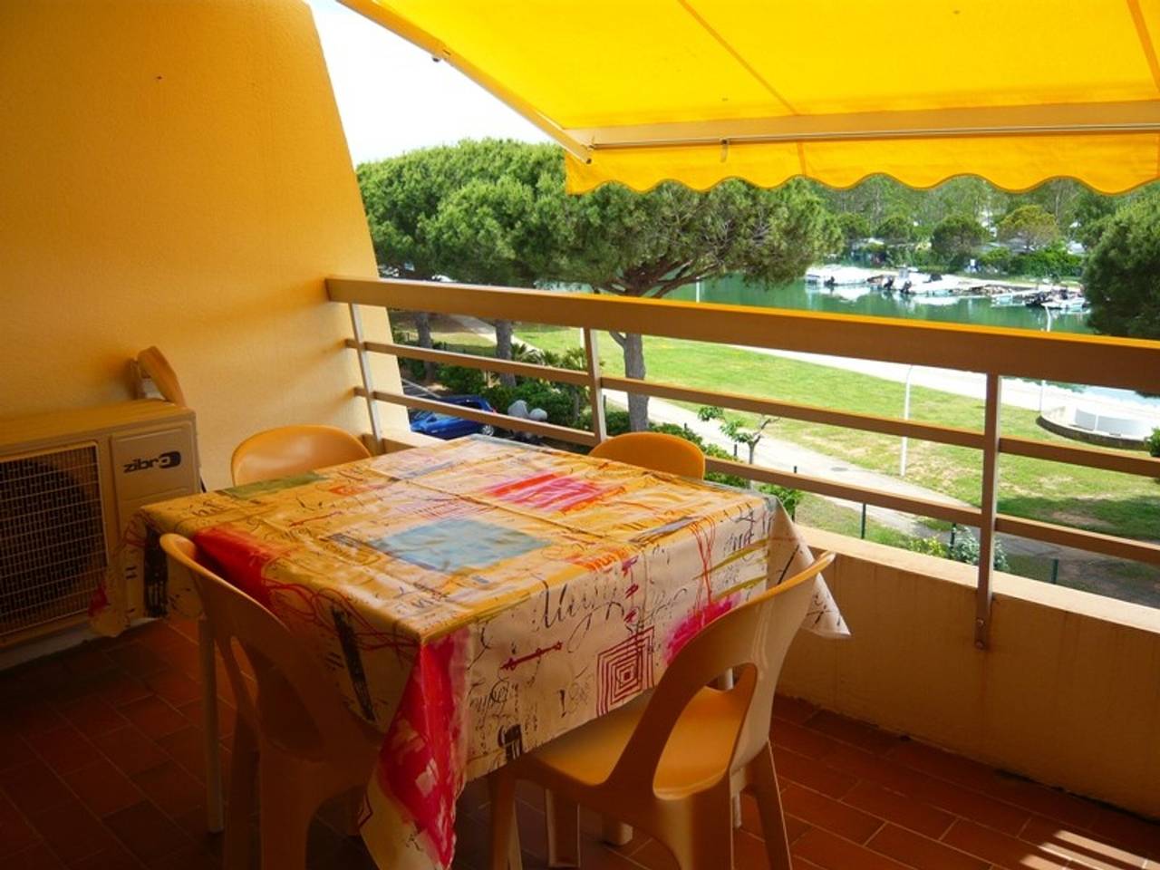 Entire studio, Charming A/C Studio with Terrace, Beautiful View, Private Parking - Sleeps 3 in Port Camargue, Le Grau-du-Roi