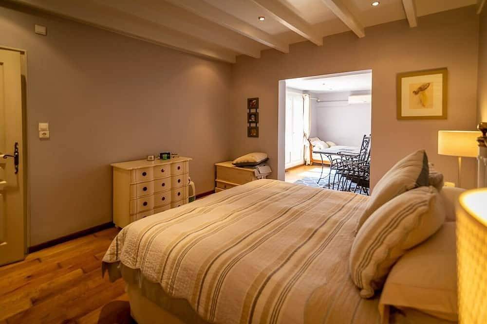 Spacious family home with large outdoor pool area, only 25 min from the beach in Montesquieu-des-Albères, Región Céret