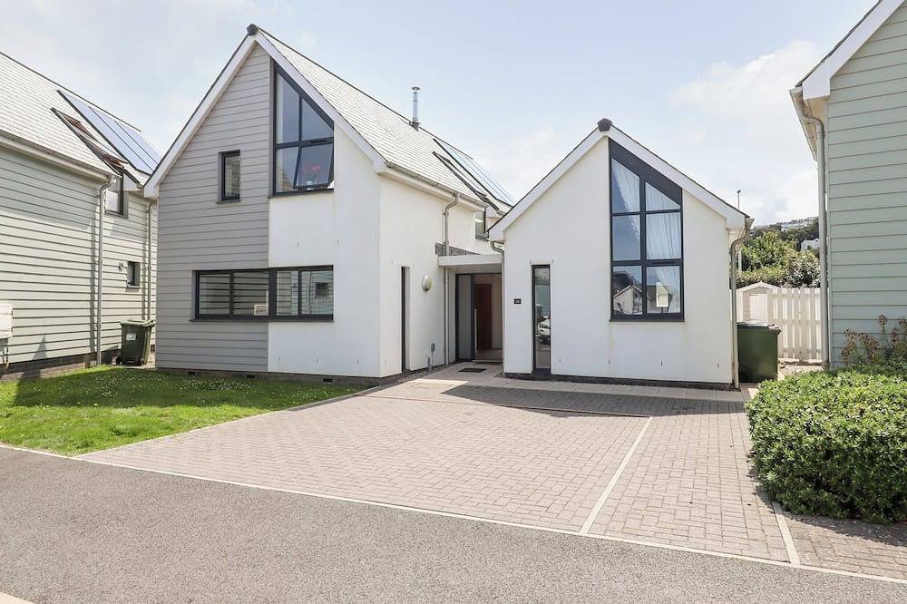 Pebble Ridge View, pet friendly, with hot tub in Westward Ho! in Westward Ho, Hartland Devon Heritage Coast