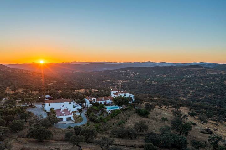 Chalet para 34 personas, con Balcón y Jacuzzi además de Terraza y Piscina en Sierra Morena