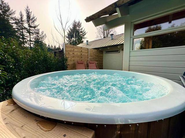 Chalet voor 4 personen, with Whirlpool and Terras as well as Tuin and Uitzicht in Provincie Luxemburg
