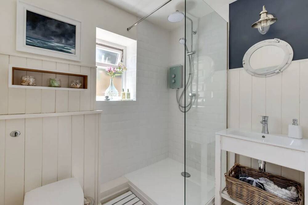Boutique-style holiday cottage, beautifully decorated with wood burner & hot tub in Llanbedrog, Gwynedd