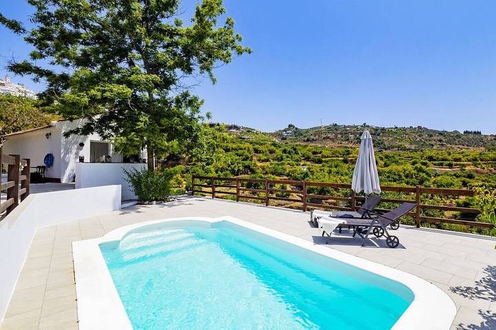 Casa de vacaciones para 3 personas, con balcón y jardín en Yunquera