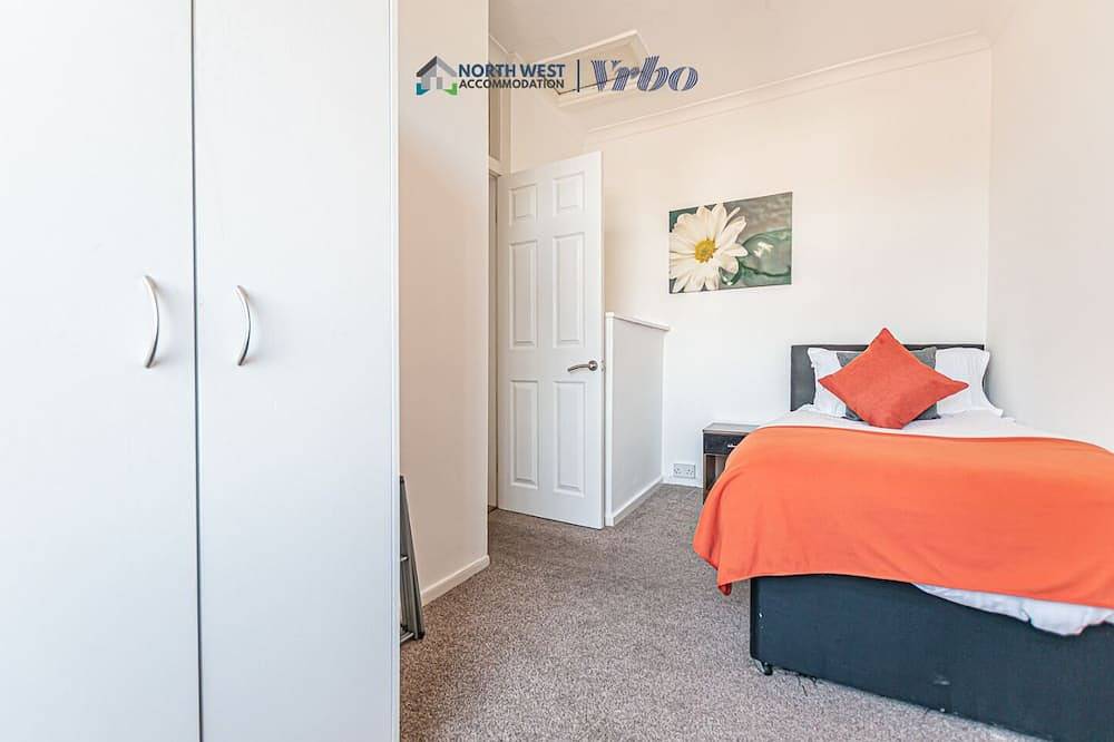 Spacious 3-Bedroom House in Ince, Wigan | Free Parking&Wifi | Long Stays Welcome in Wigan, Greater Manchester
