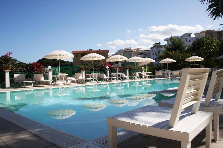 Hotel para 3 personas, con piscina y jardín, Se admiten mascotas - 1
