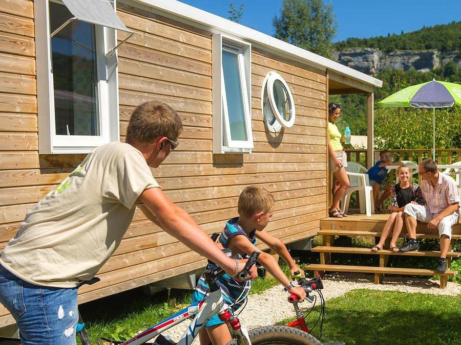 Camping  Ecologique La Roche d'Ully - Mobilhome 6 personas - Cottage Séquanie - 32m² - 3 habitaciones para familias numerosas in Ornans, Doubs (desambiguación)