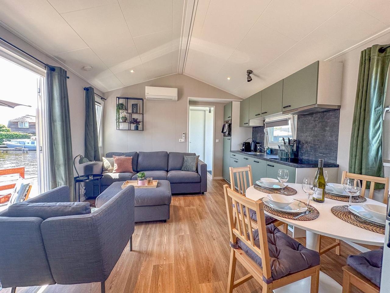 Klimatisiertes Chalet mit Terrasse am Wasser

 in Breukelen, Groene Hart