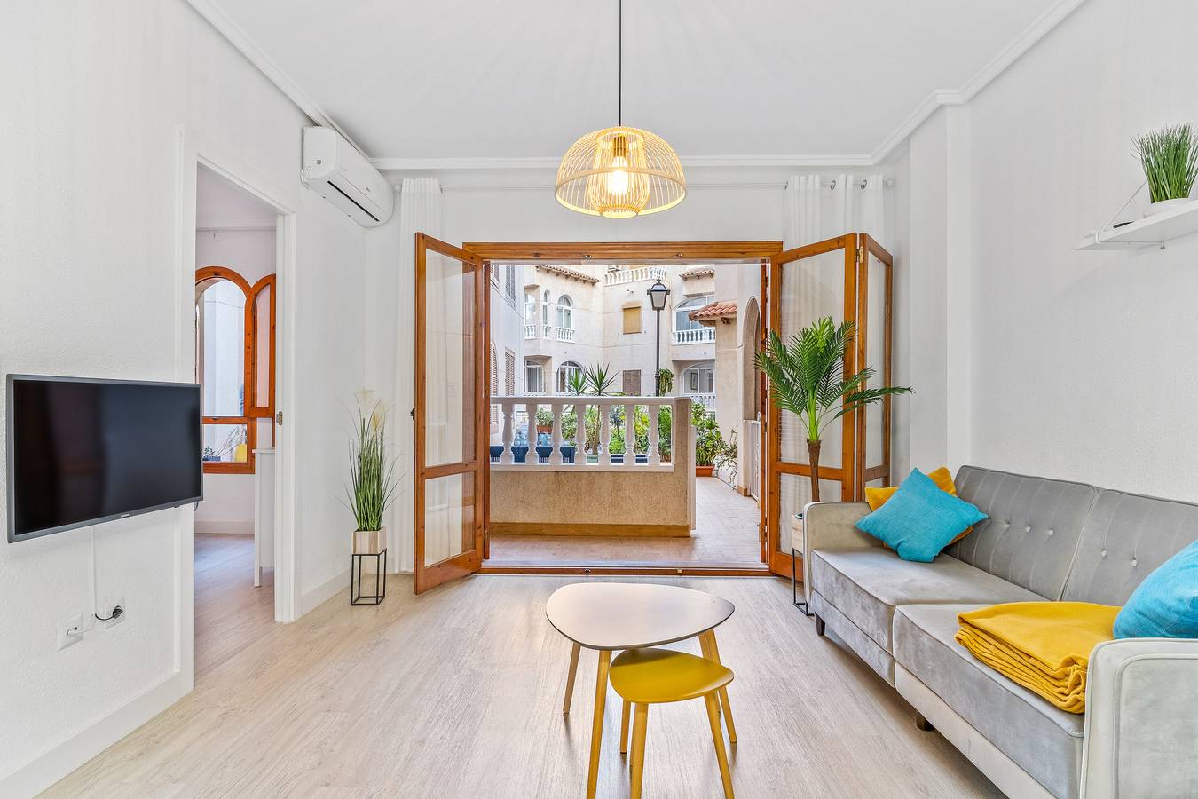 Hel lägenhet, Apartment "Estefany" with Shared Terrace & Wi-Fi in Torrevieja Centre, Torrevieja