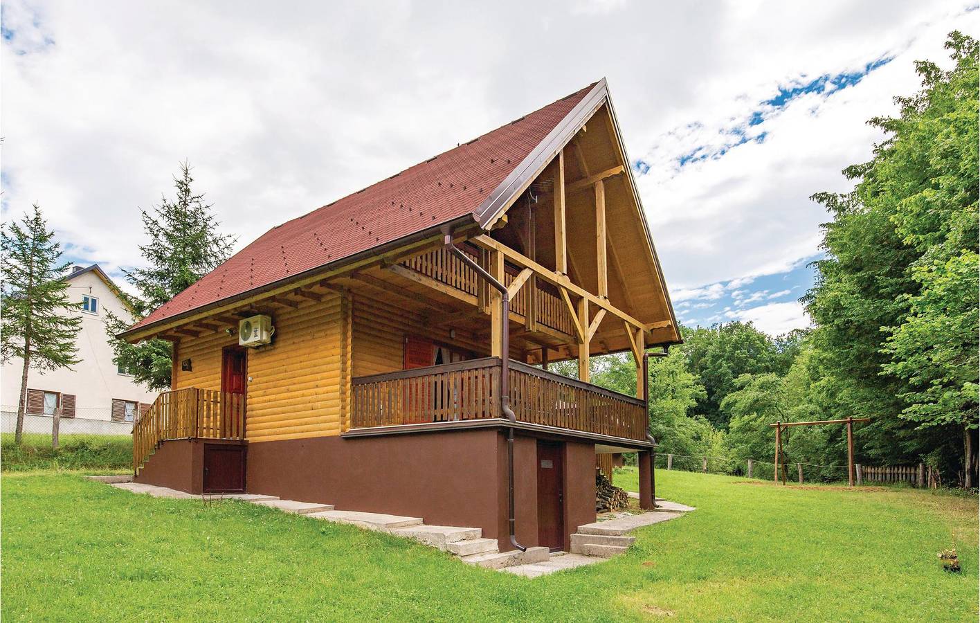 Gemütliche 1-Zimmer-Wohnung mit Terrasse und Grill in der Nähe des Flusses Lika in Gospitsch, Lika-Senj