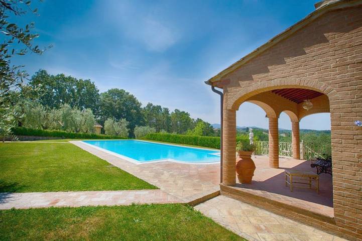 Ferienhaus für 8 Personen, mit Balkon und Whirlpool sowie Terrasse und Garten