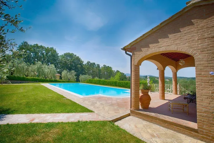 Albergo a gestione familiare per 8 persone, con giardino e panorama nonché piscina, con animali domestici - 1
