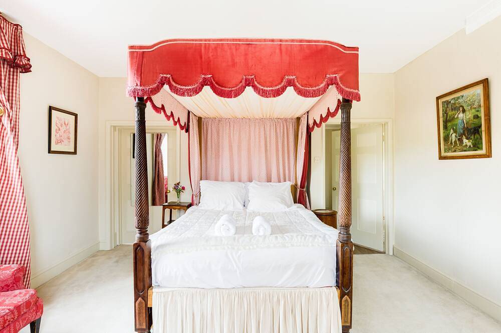 The Red Room - Upper Court Manor House in Kemerton, Worcestershire
