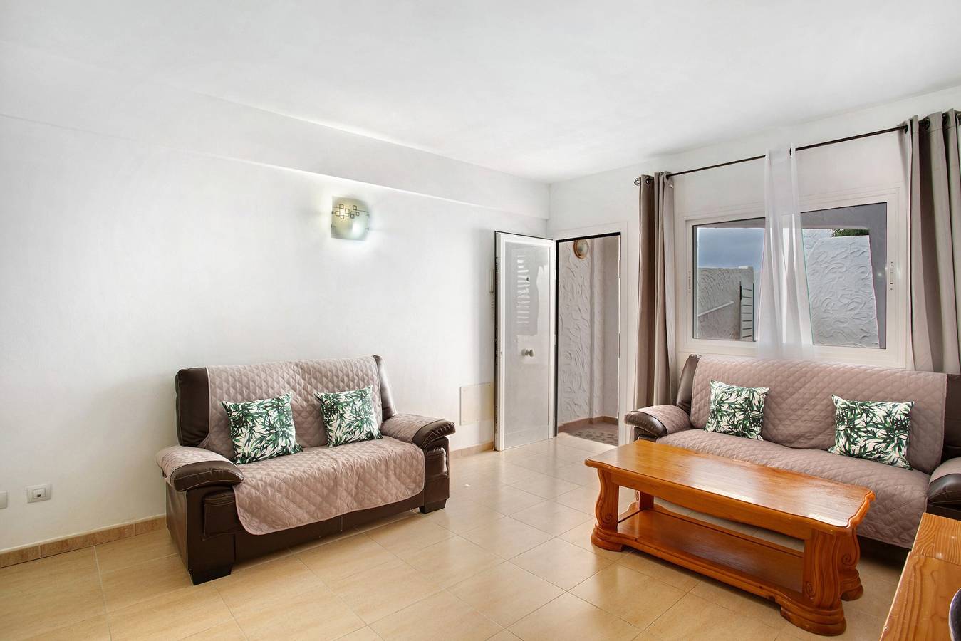 Apartamento entero, Apartamento de vacaciones 'Rach Agaete' con piscina compartida, terraza privada y Wi-Fi in Puerto de las Nieves, Agaete