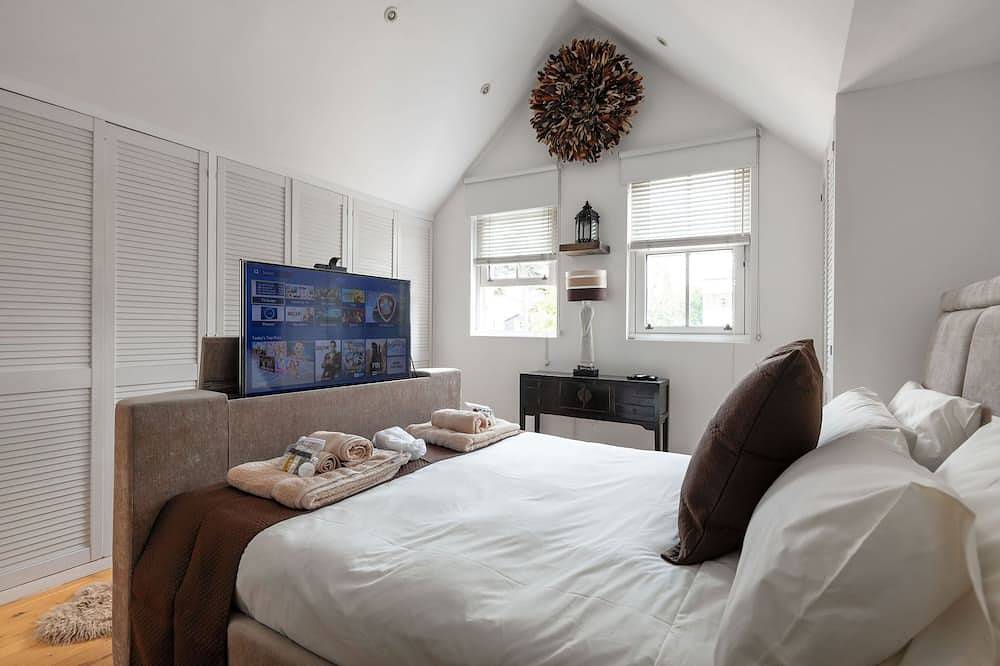 Escape London in London - Wanstead village - Dove house - hottub and gym! in Redbridge, London