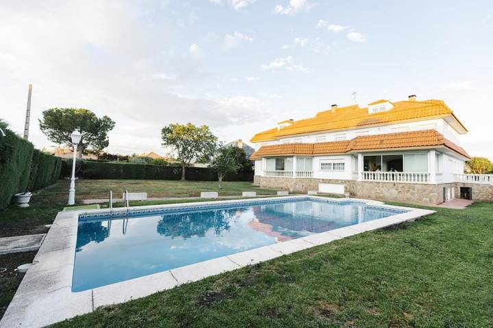 Chalet para 40 personas, con jardín y piscina para niños además de piscina y vistas, Se admiten mascotas en Cuenca del Guadarrama - 4