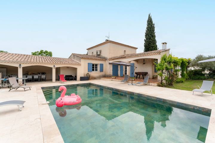 Location de vacances pour 8 personnes, avec jardin à Saint-Étienne-du-Grès