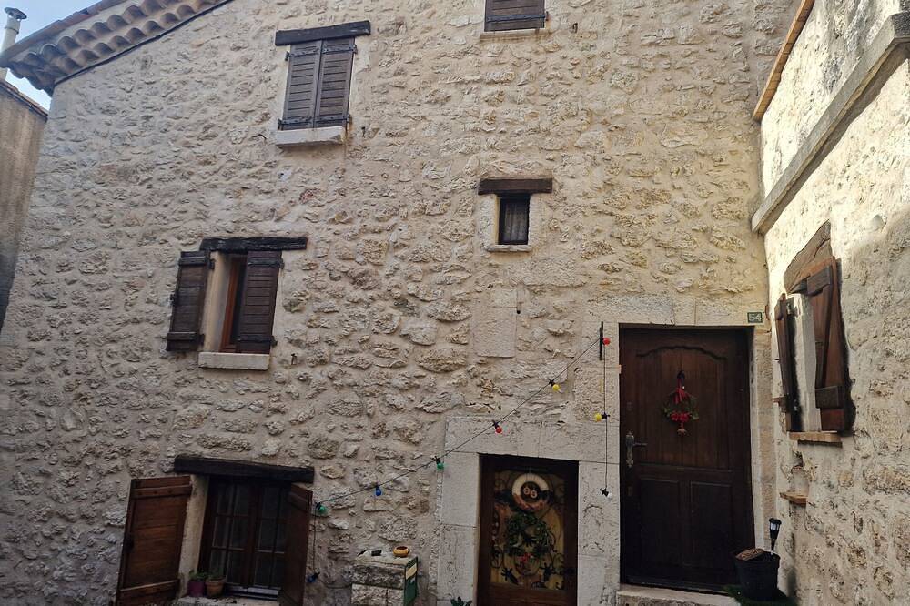 Jeonna stone house in Coursegoules, Mediterranean Coast (France)