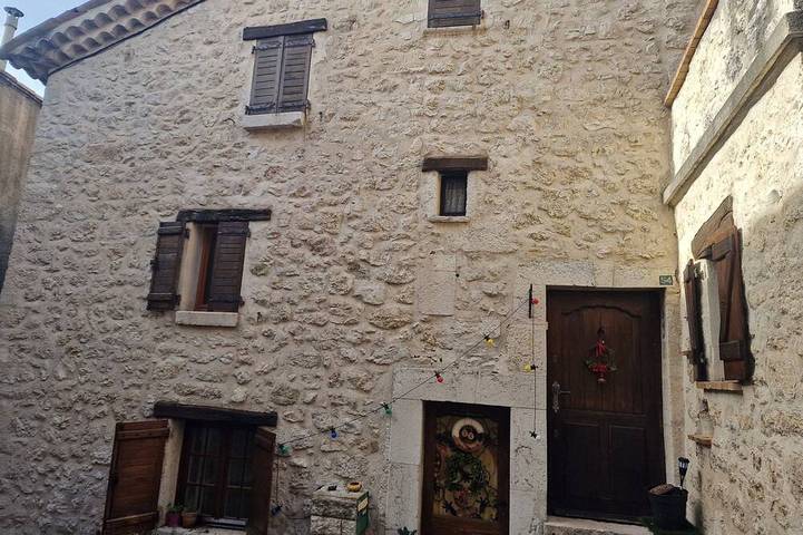 Jeonna stone house in Coursegoules, Costa mediterránea (Francia)