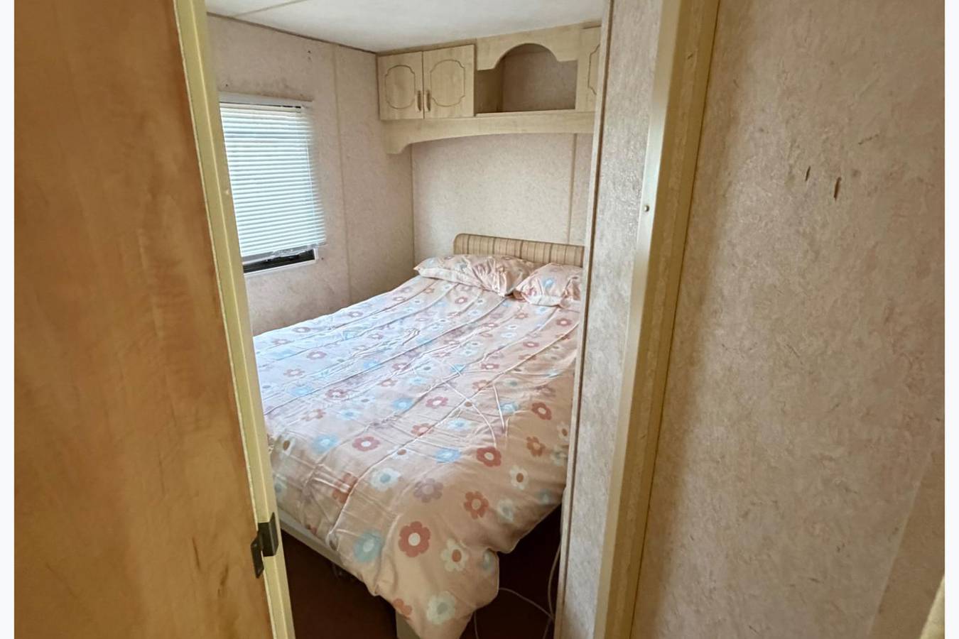 Static Caravan Sleeps 8 with Indoor Pool in Clacton-on-Sea, Essex