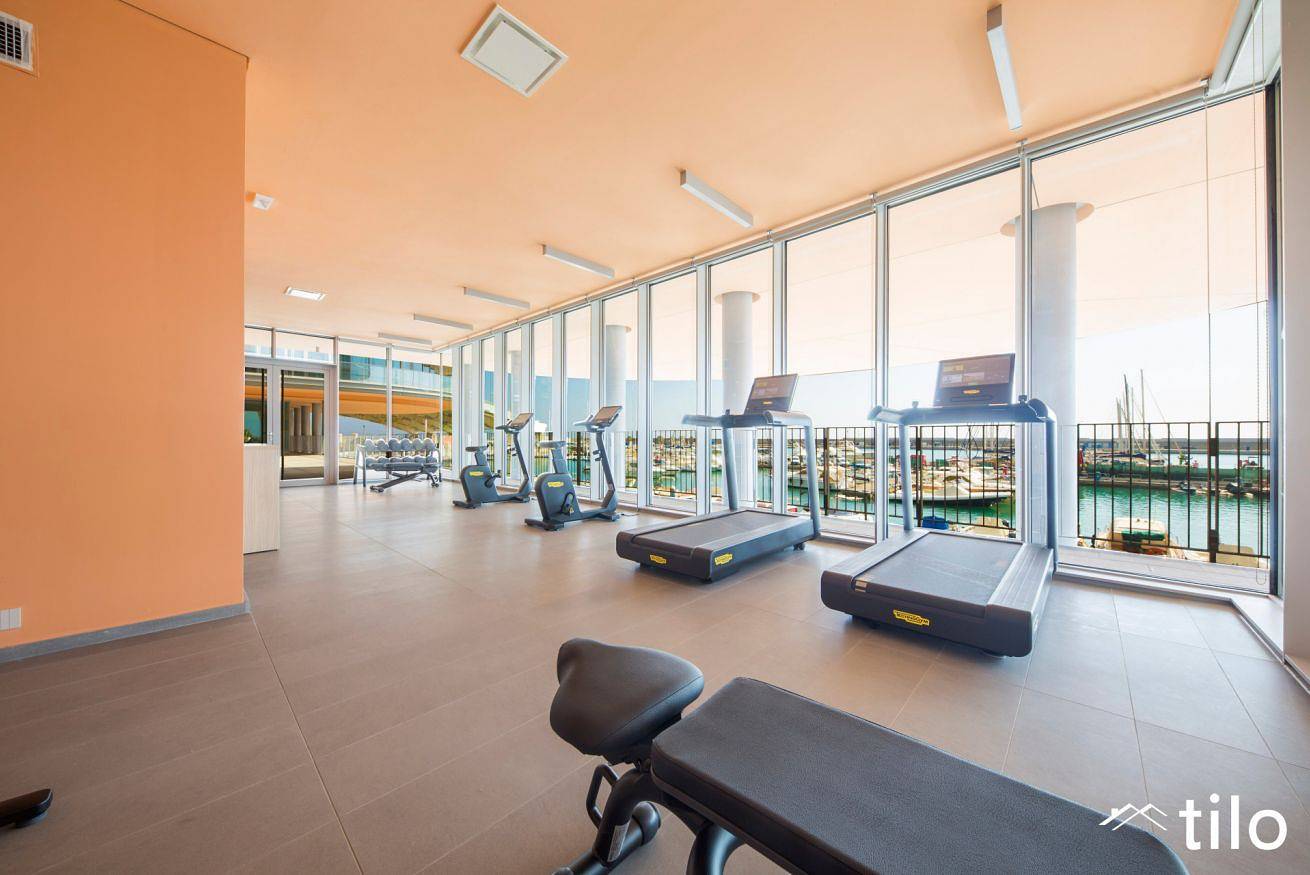 Apartamento entero, Waterfront Lux •1Br •A/C • Gym • Parking • By Tilo in Génova, Riviera Italiana